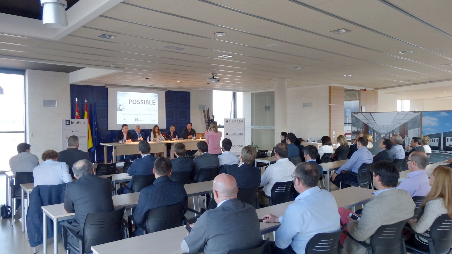 Presentación de la incitiva Startban en la sala de conferencias en las oficinas centrales de Inurban