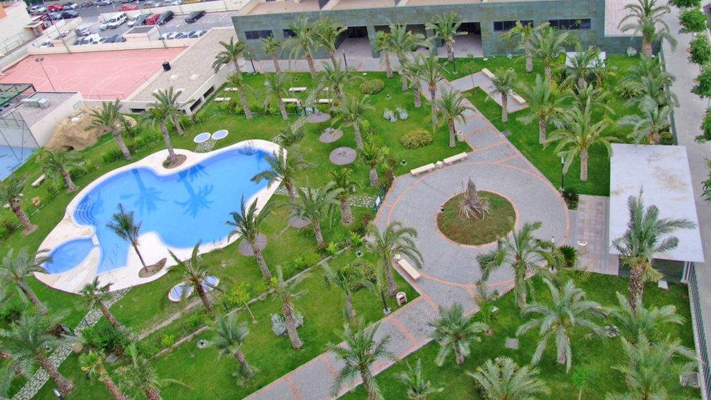 Vista general del jardín y la piscina del Residencial "Cabomayor"