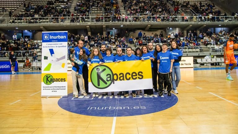 Los chicos y chicas de la Asociación Kapaces Yecla en el centro del campo del pabellón Pedro Ferrándiz en una jornada de inclusión en el deporte