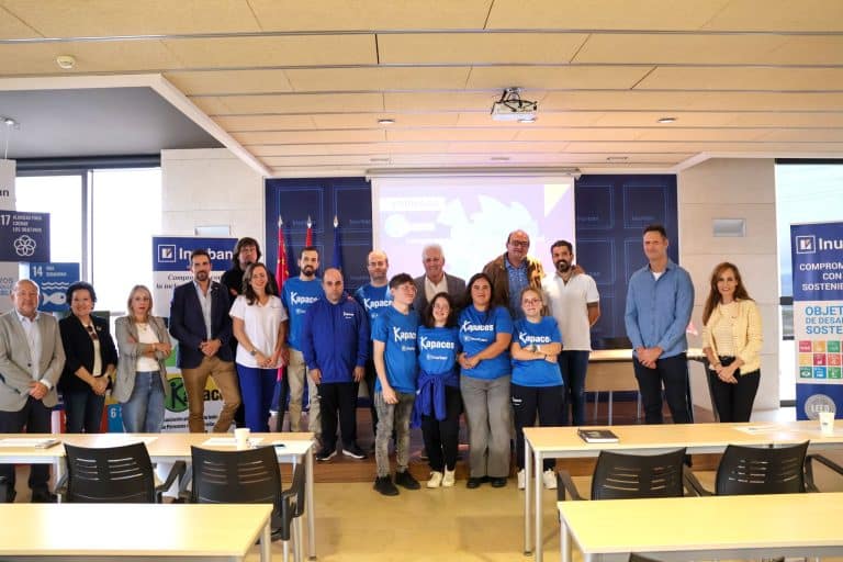 Presentación entre la colaboración de Inurban con Kapaces Yecla en las oficinas de Inurban