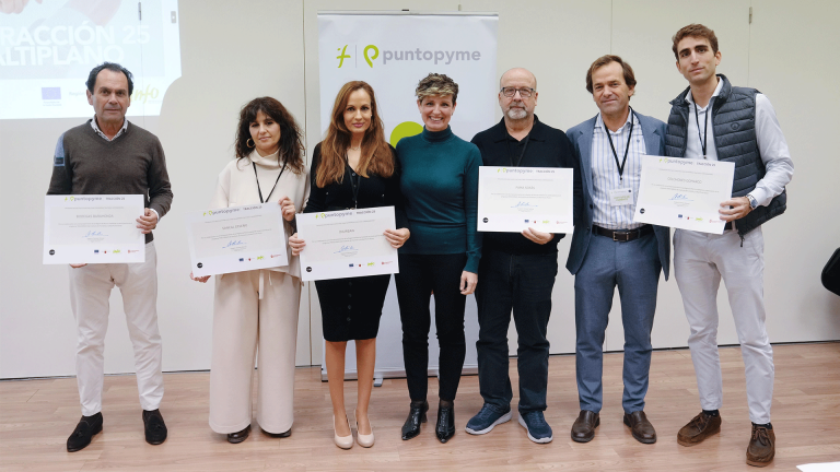 Saray Muñoz acompañada de otros representantes de empresas tractoras participantes en la jornada